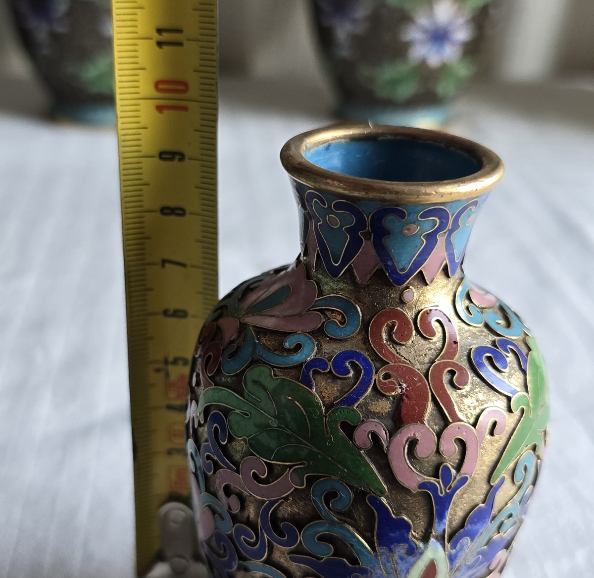 Quattro antichi vasi cloisonné in smalto policromo su struttura in ottone-photo-3