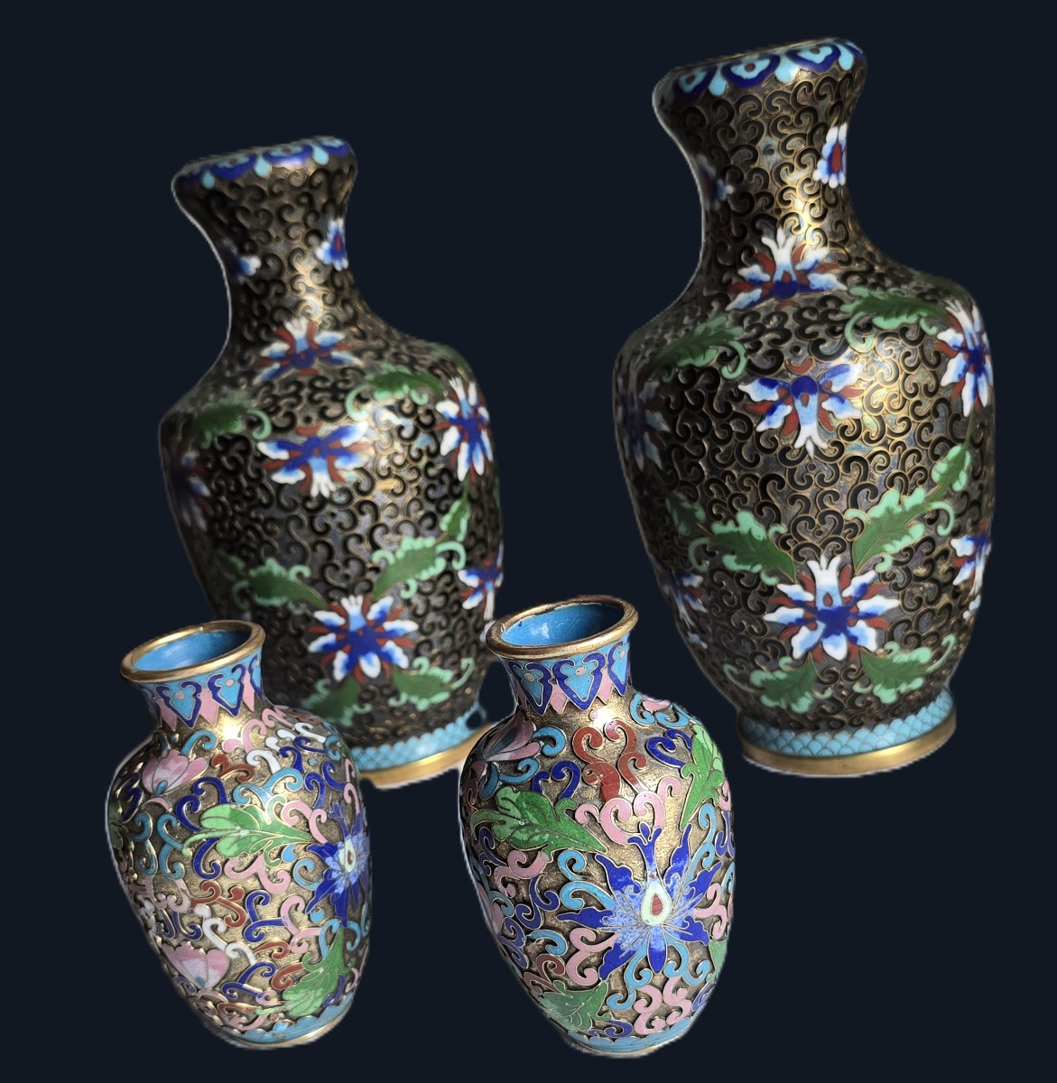 Quattro antichi vasi cloisonné in smalto policromo su struttura in ottone