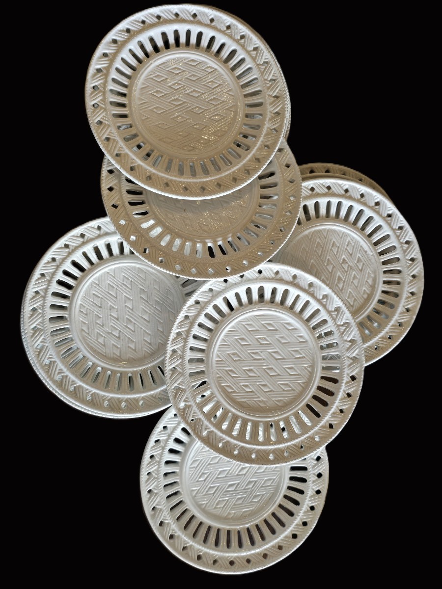 Serie di 12 piccoli piatti antichi in maiolica traforata
