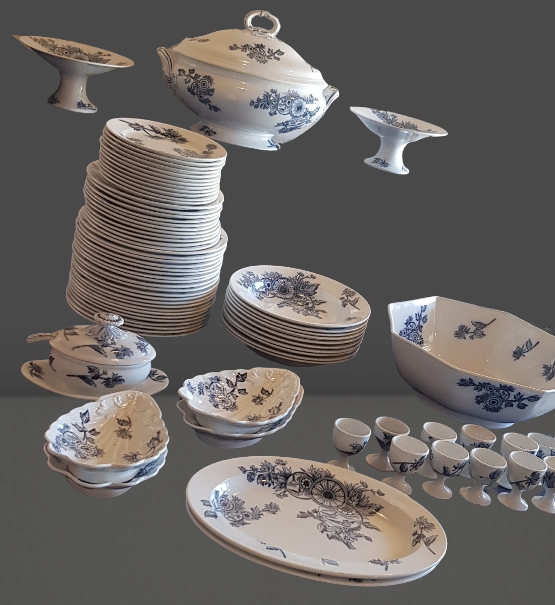 Antico servizio di piatti in maiolica, 77 pezzi, Società Ceramica Richard, modello Marsala