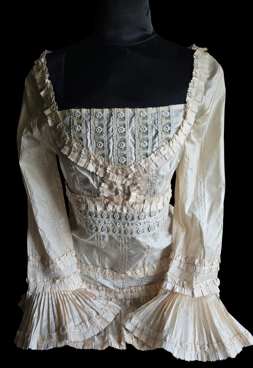 Camicia retrò in seta con applicazioni di pizzo