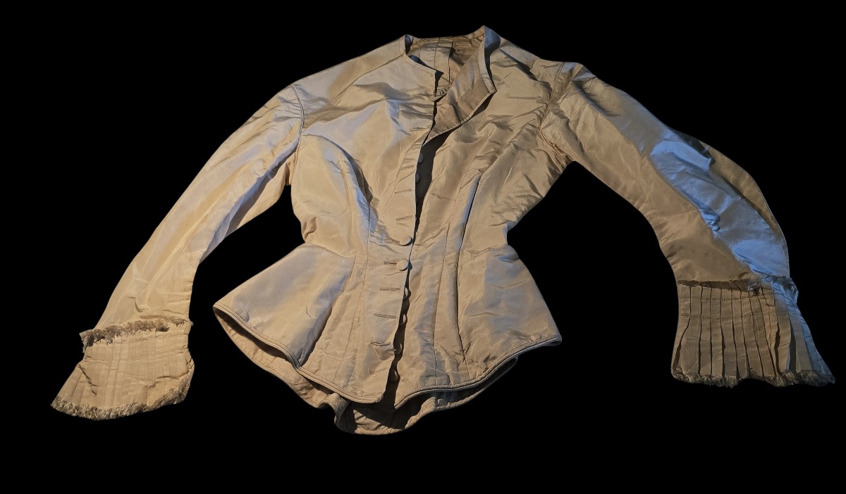 Antico corsetto da giorno in seta con stecche di balena, databile intorno al 1880