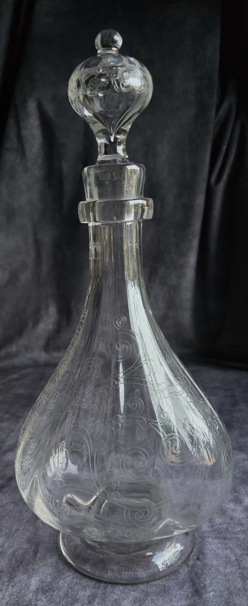 Antica bottiglia in cristallo inciso – Boemia, nel gusto di Moser, circa 1920–1940