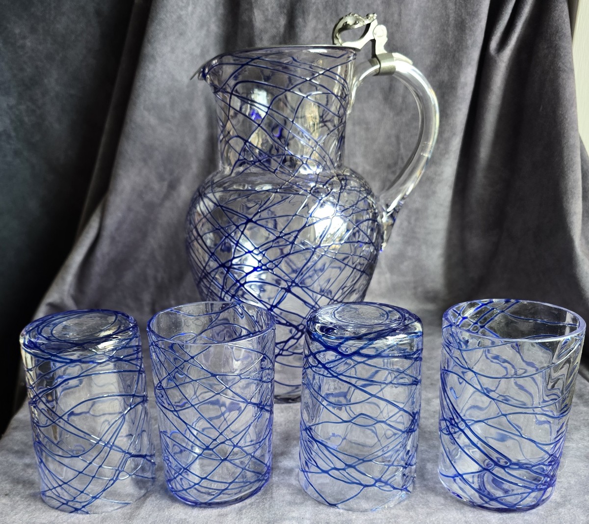 Insieme bricco per sciroppo e quattro bicchieri boemi Pallme‑Konig, con decoro a filigrana blu-photo-3