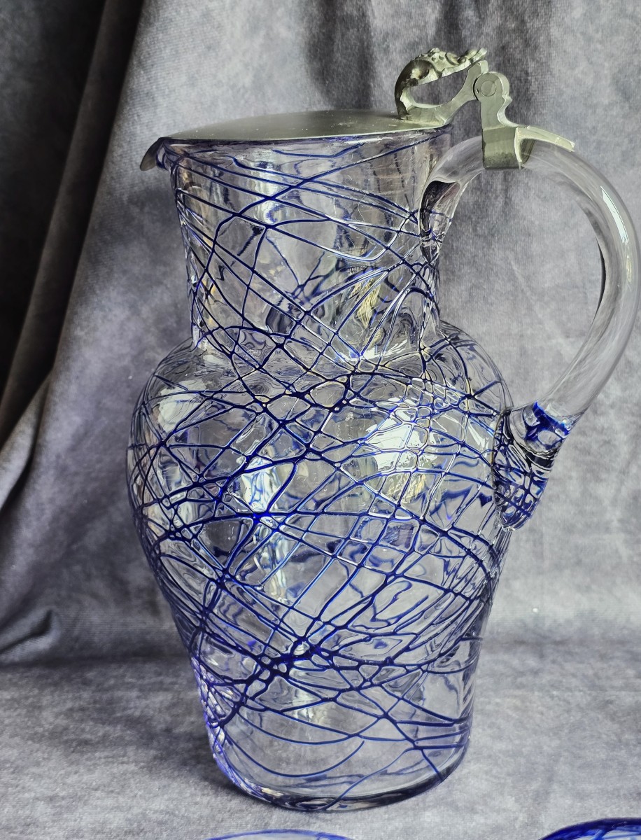 Insieme bricco per sciroppo e quattro bicchieri boemi Pallme‑Konig, con decoro a filigrana blu-photo-2