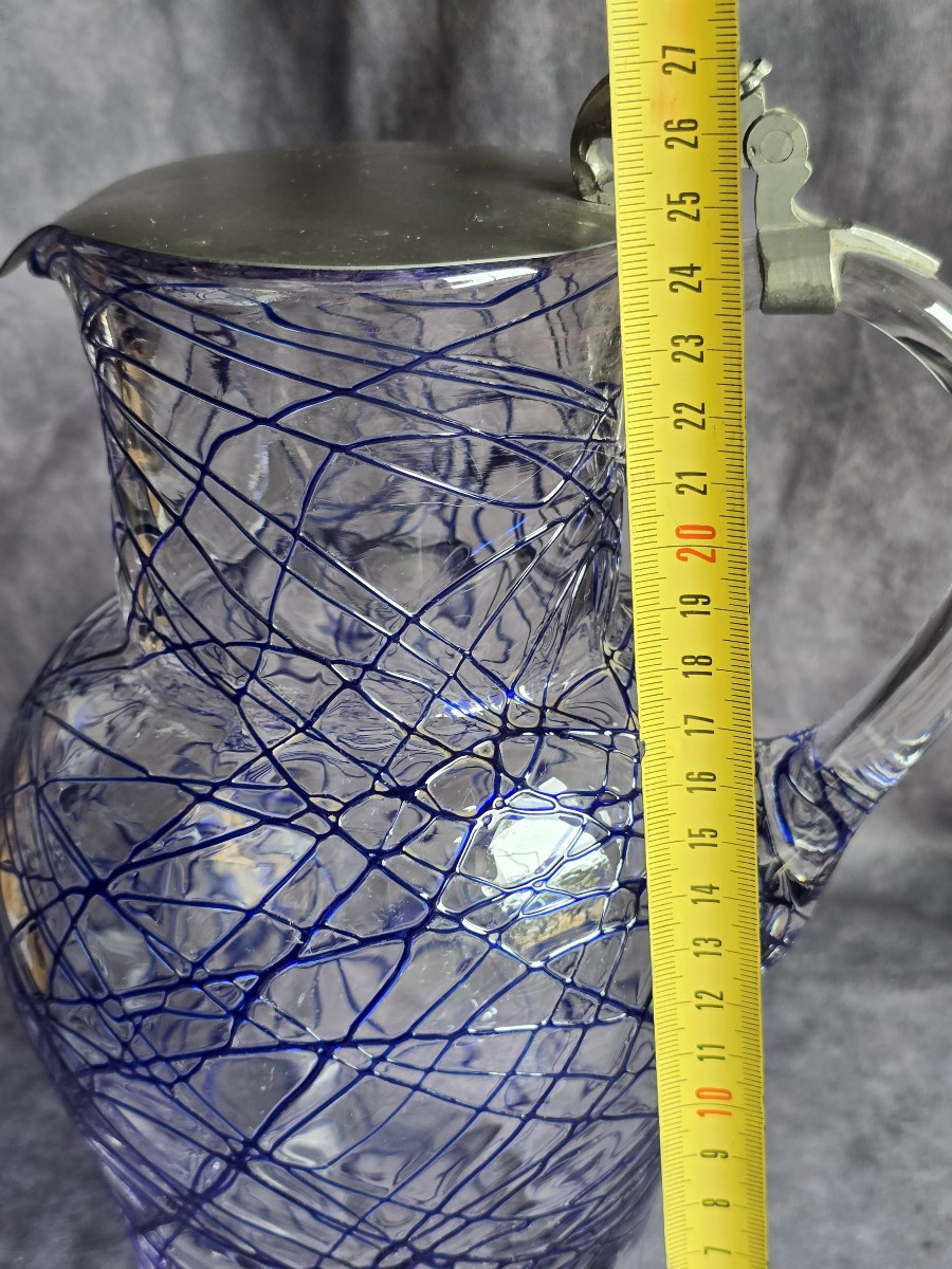 Insieme bricco per sciroppo e quattro bicchieri boemi Pallme‑Konig, con decoro a filigrana blu-photo-7