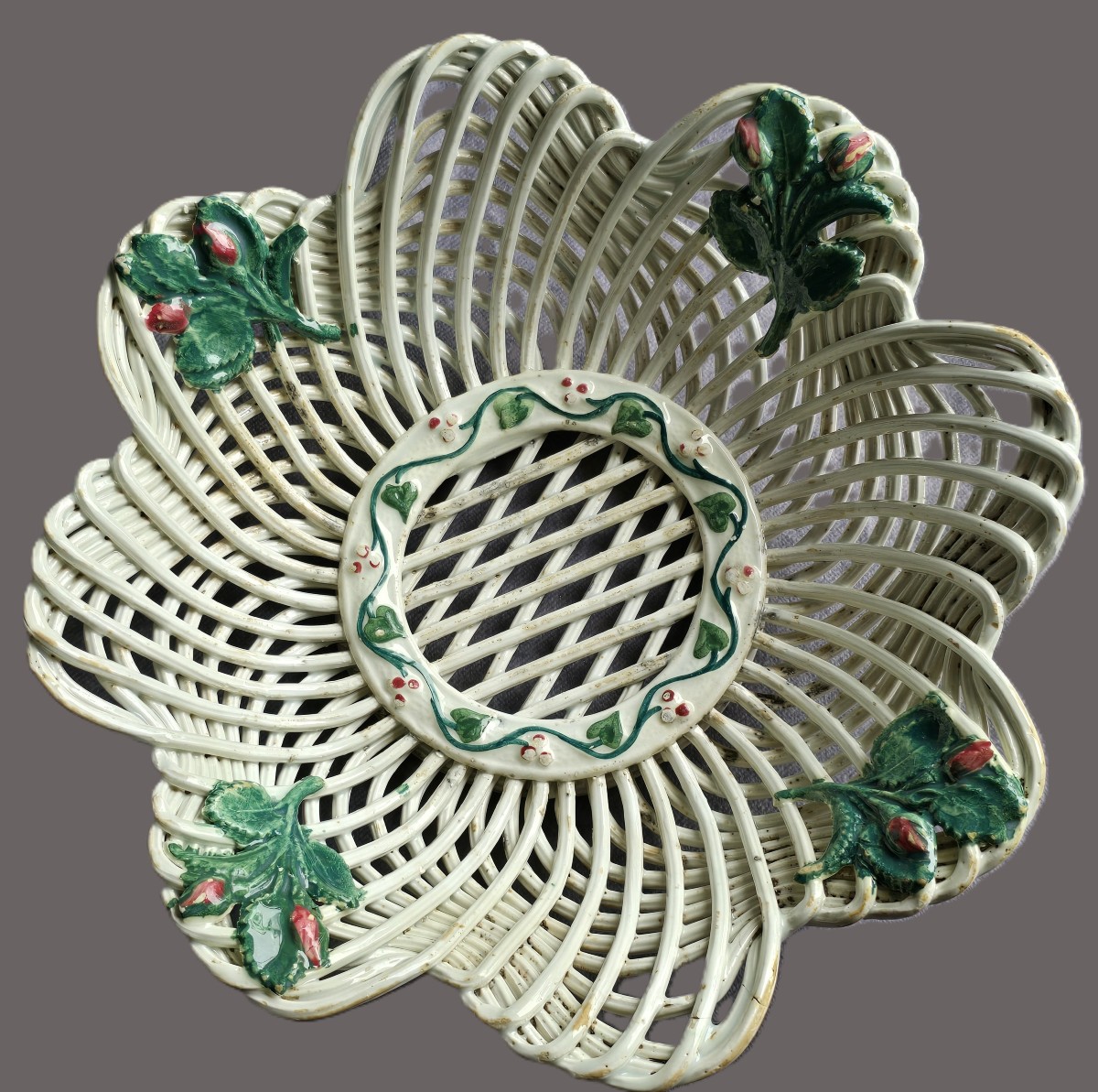 Piatto in ceramica antica intrecciata attribuita a G. Besio Mondovì
