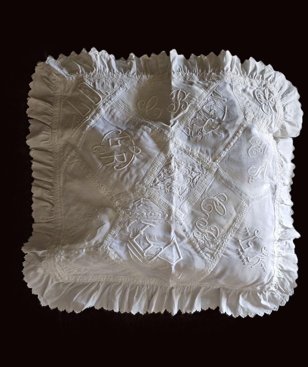 Antica fodera per cuscino in patchwork di monogrammi ricamati