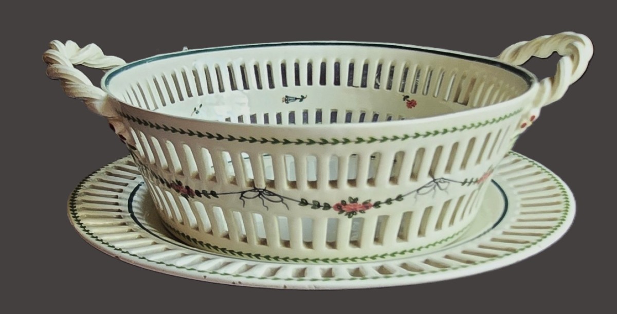 Cestino e il suo piatto  maiolica traforata e dipinta, Bassanello Italia, datati febbraio 1964