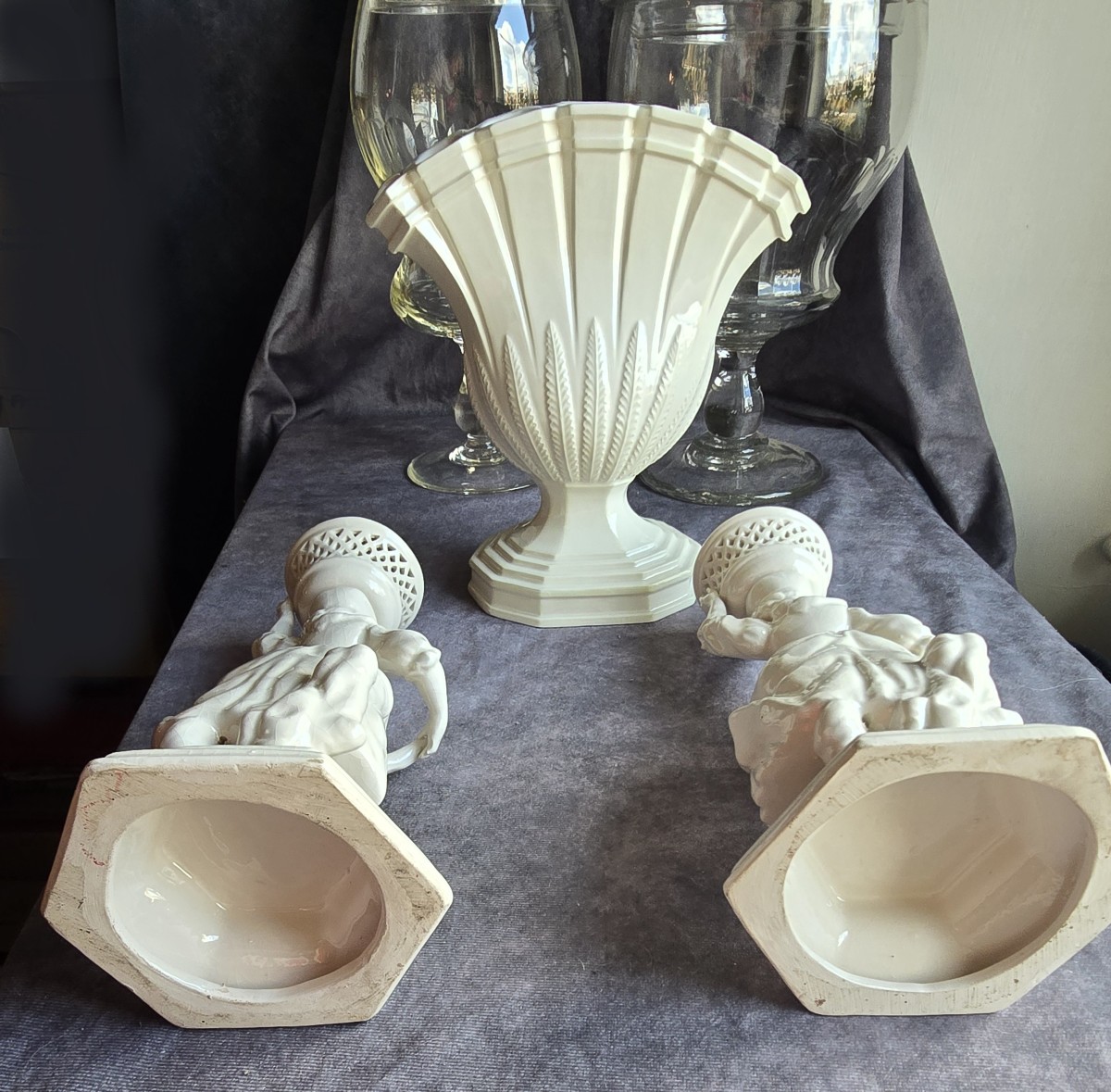 Insieme composto da un tulipiere e due candelieri antichi in maiolica-photo-1