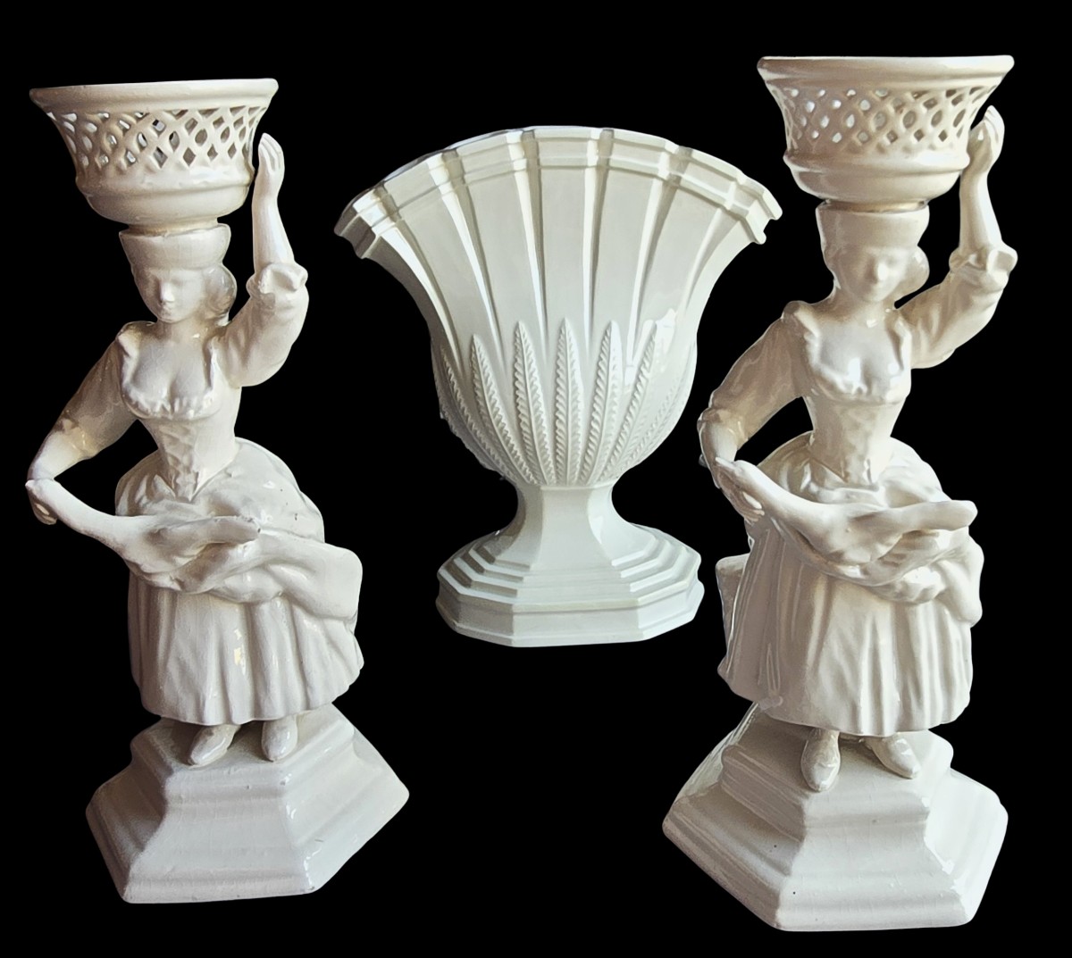Insieme composto da un tulipiere e due candelieri antichi in maiolica