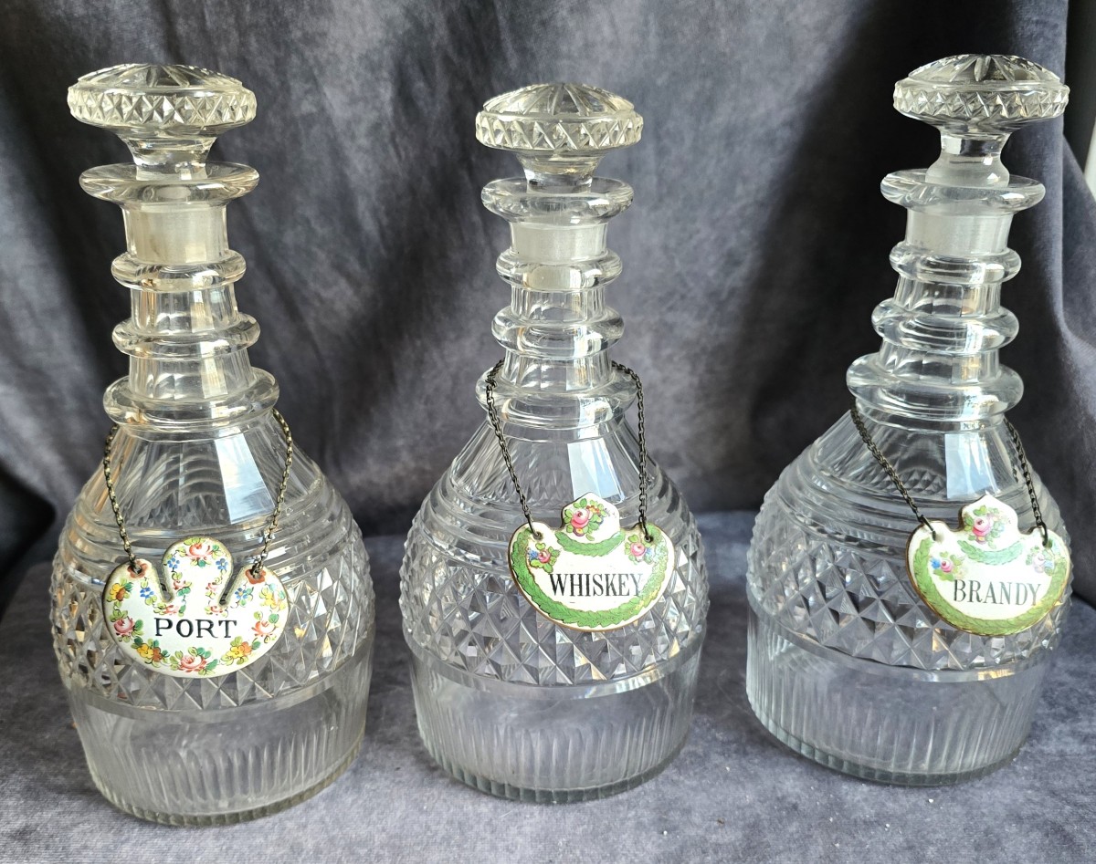Insieme di 3 antiche bottiglie da liquore in cristallo molato, epoca vittoriana