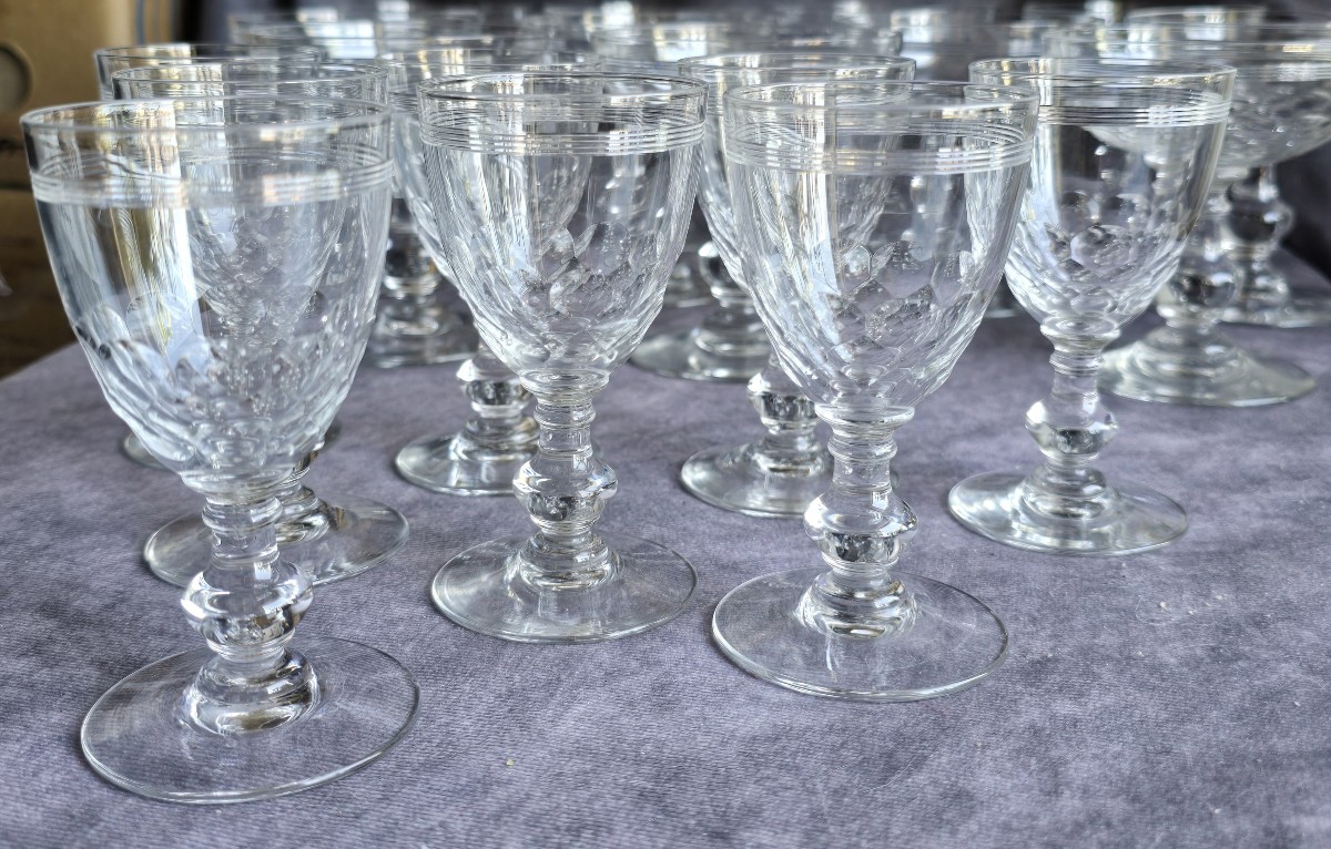 Lotto di 8 bicchieri antichi in cristallo Baccarat, modello Chauny Écailles et Filet