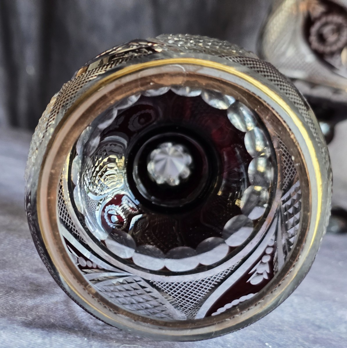 Coppia di antichi calici in cristallo di Boemia, intagliati e dorati-photo-1