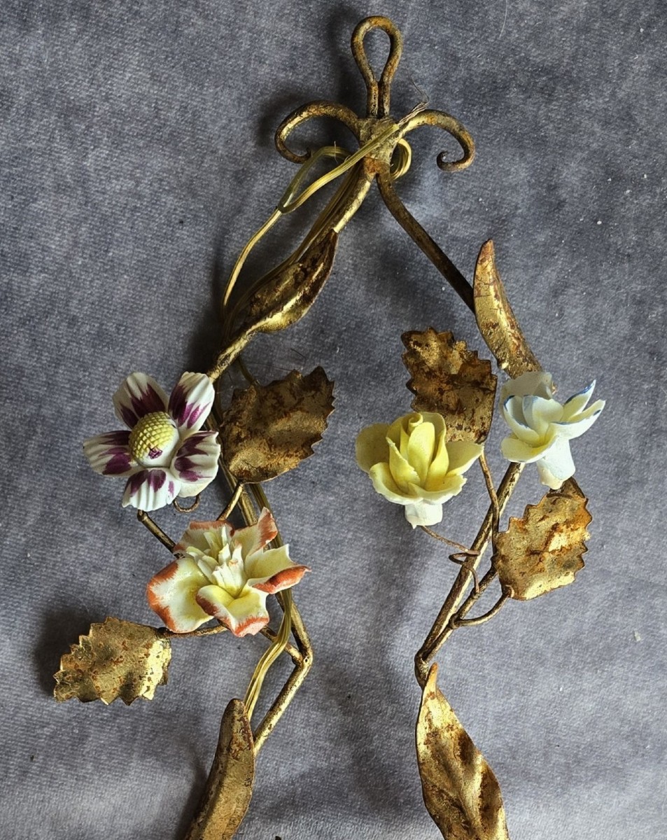 Antica applique a due luci in ferro dorato con fiori in porcellana – Italia, metà del XX secolo-photo-3