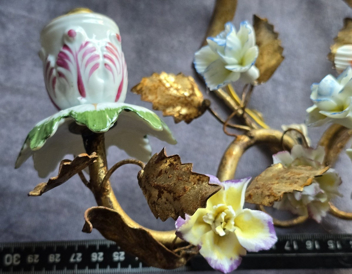 Antica applique a due luci in ferro dorato con fiori in porcellana – Italia, metà del XX secolo-photo-2