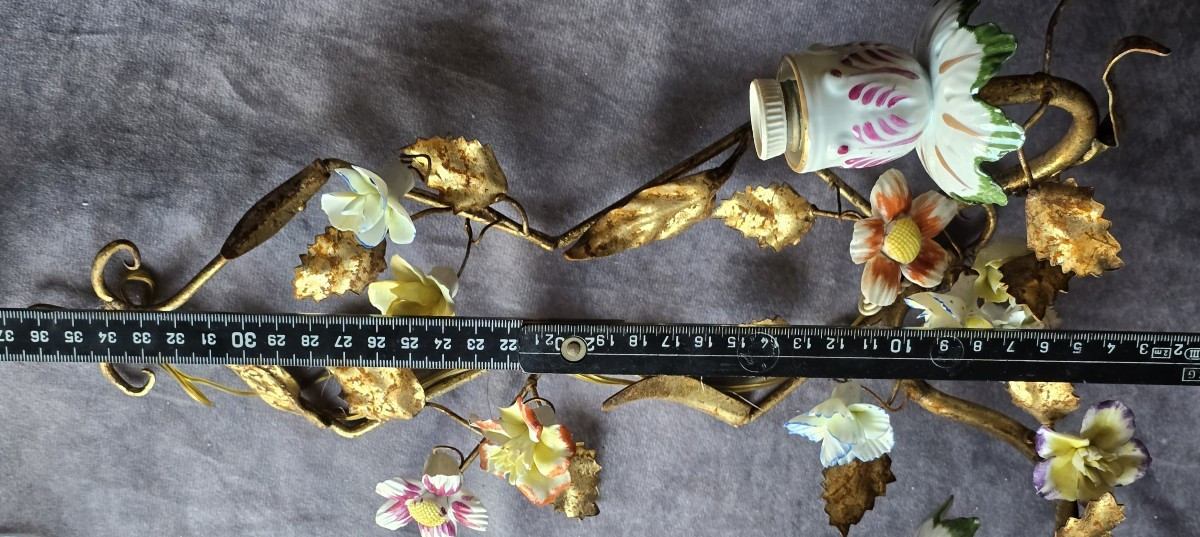 Antica applique a due luci in ferro dorato con fiori in porcellana – Italia, metà del XX secolo-photo-3
