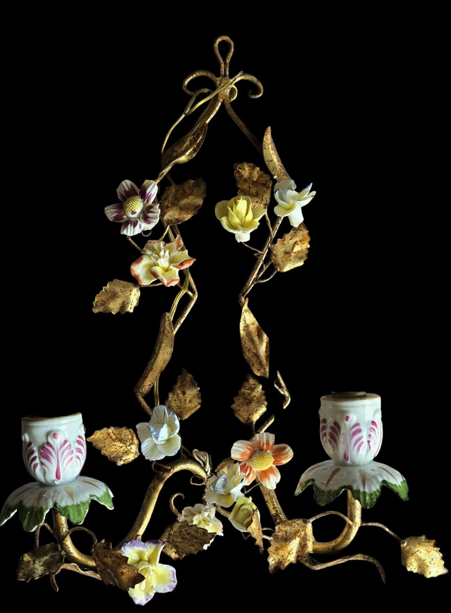 Antica applique a due luci in ferro dorato con fiori in porcellana – Italia, metà del XX secolo