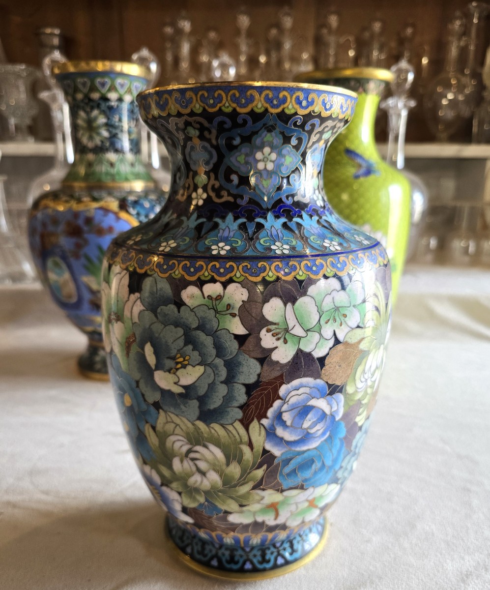 Vaso in cloisonné, Cina, metà del XX secolo, altezza 25,5 cm