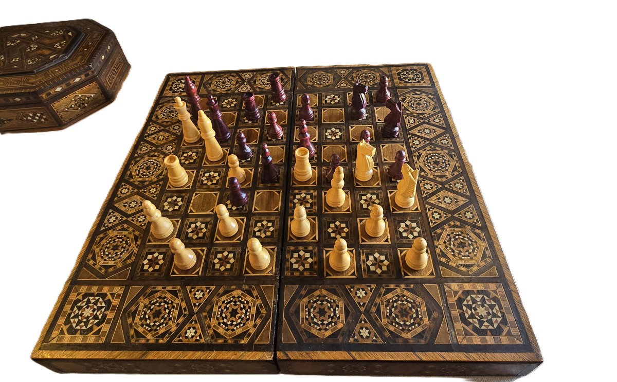 Scatola da gioco scacchiera in legno intarsiato – Siria, metà del XX secolo