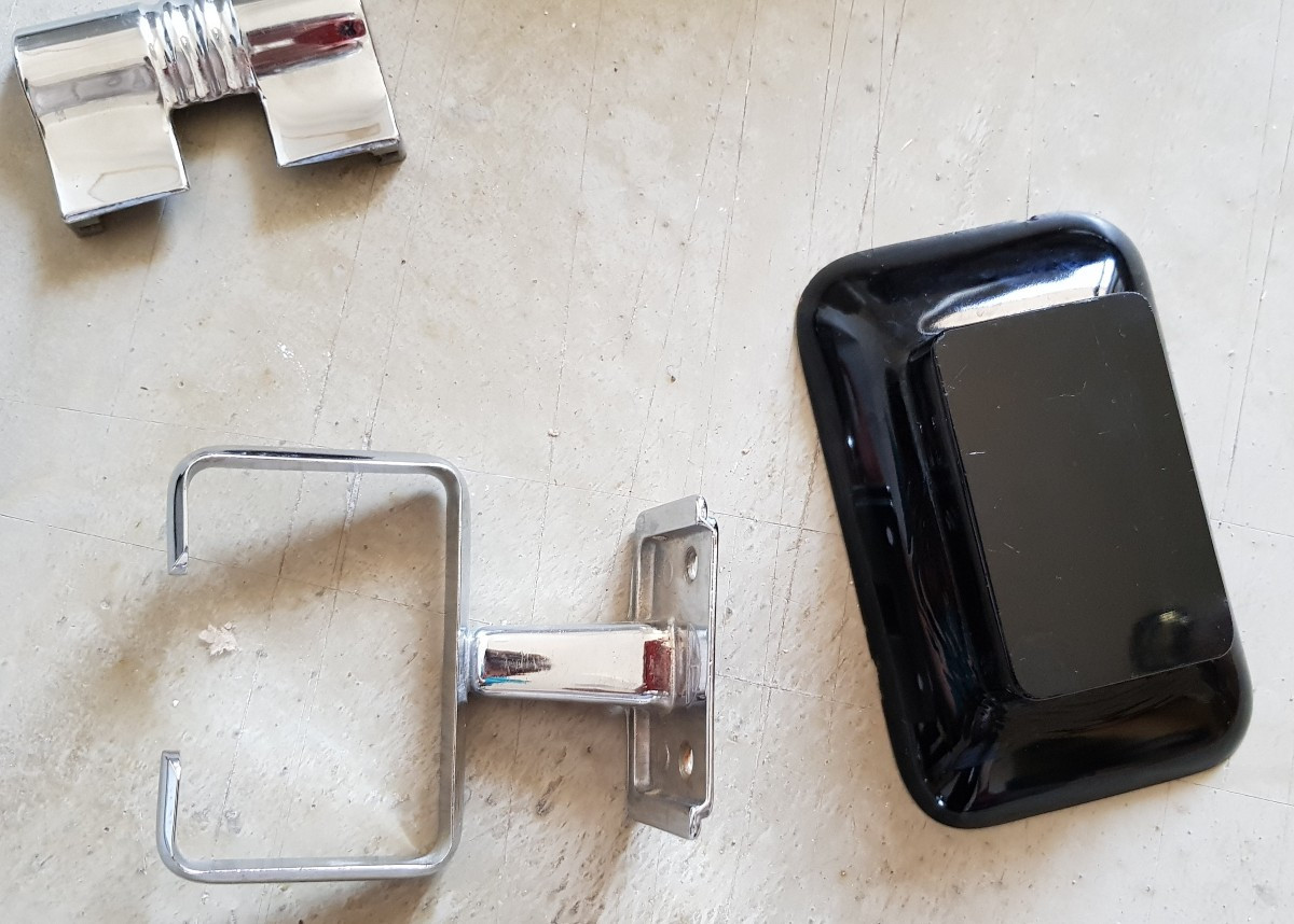 Set di 5 accessori da bagno in metallo cromato e opalina – Italia, circa 1940-photo-2