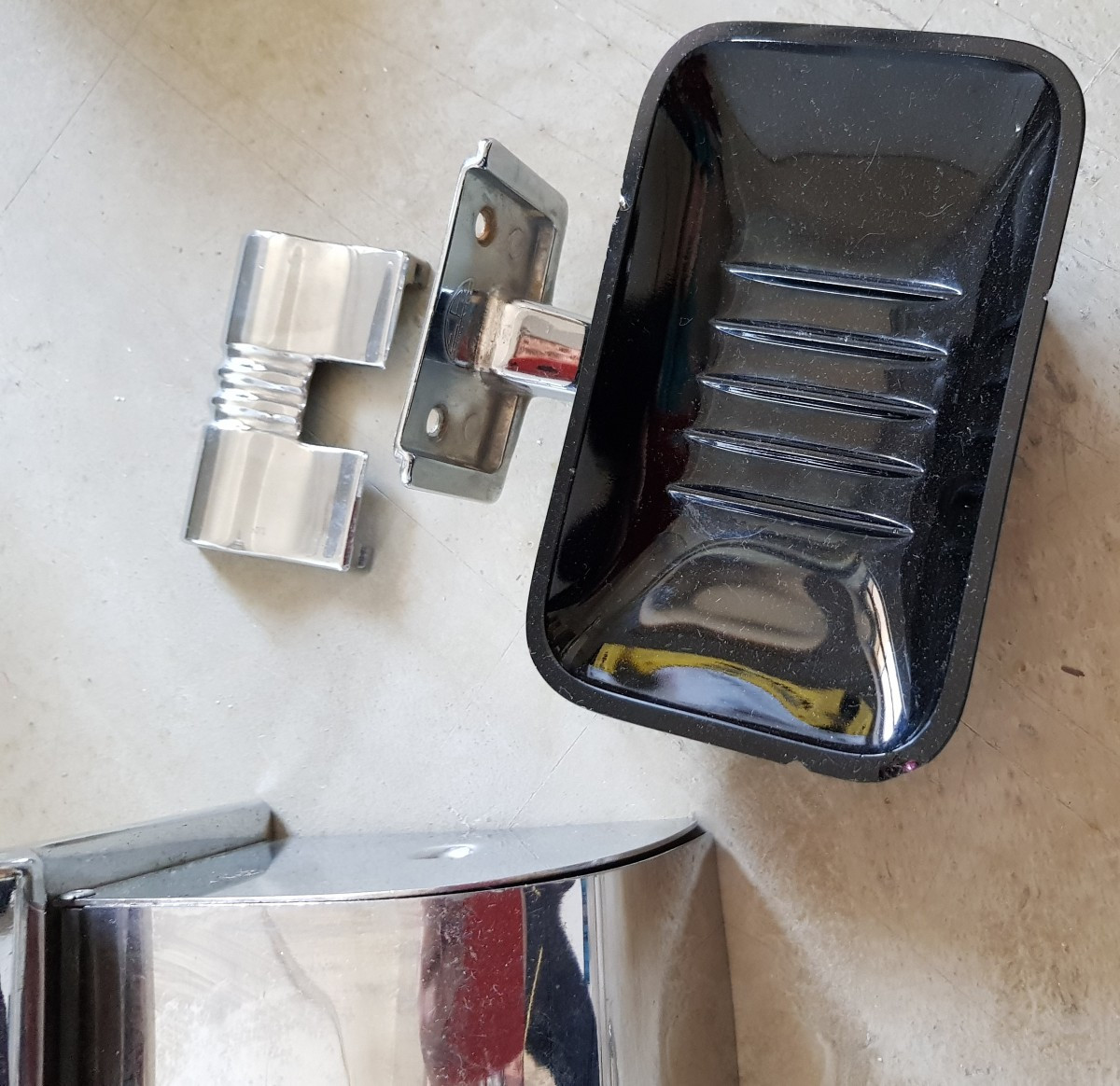 Set di 5 accessori da bagno in metallo cromato e opalina – Italia, circa 1940-photo-1