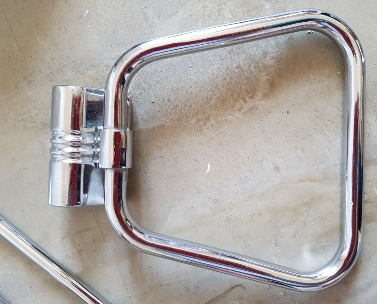 Set di 5 accessori da bagno in metallo cromato e opalina – Italia, circa 1940-photo-3