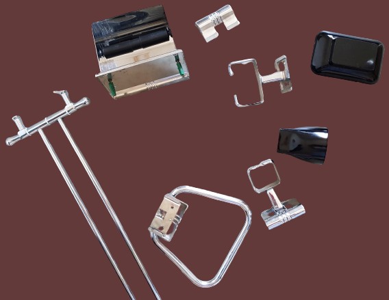 Set di 5 accessori da bagno in metallo cromato e opalina – Italia, circa 1940