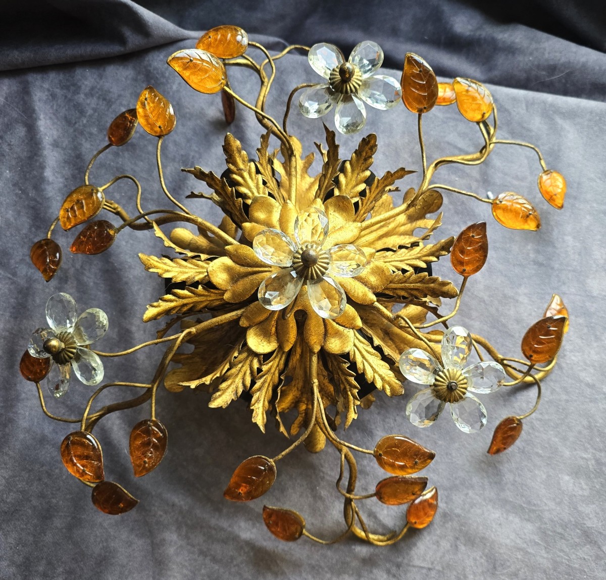 Antica plafoniera Banci in ferro dorato, cristalli e cabochon di vetro
