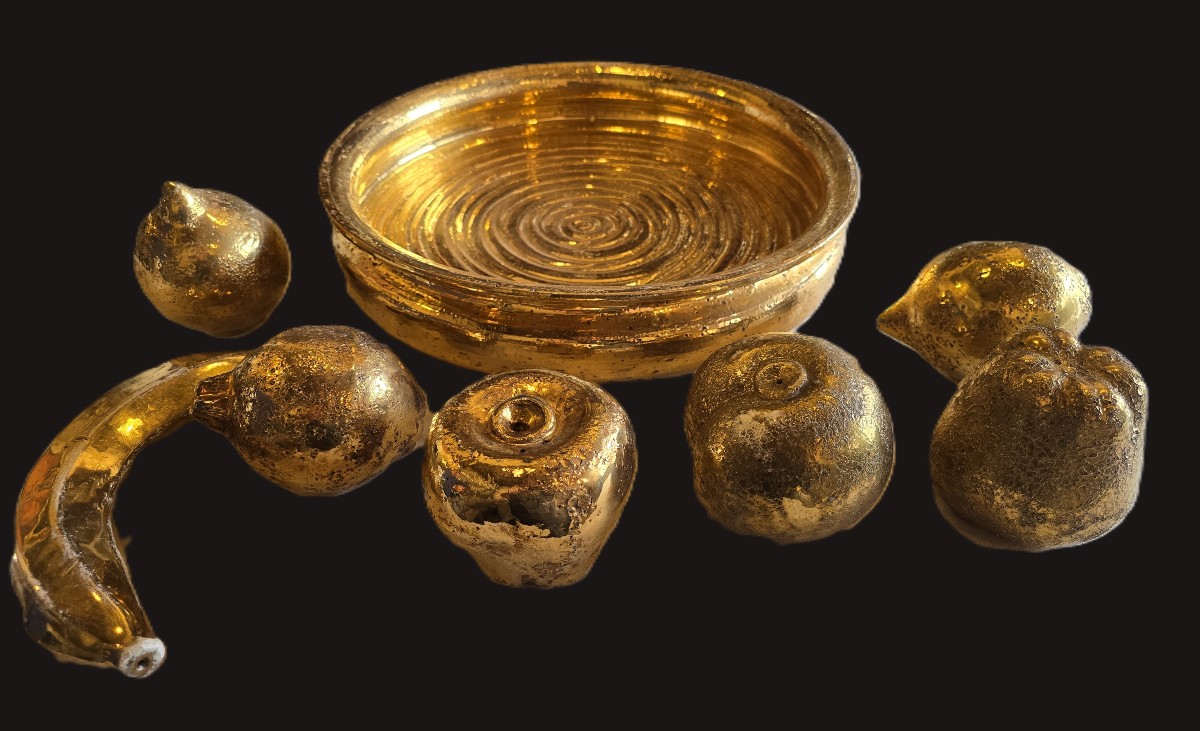 Centro tavola scultoreo con frutti in ceramica dorata, Italia, anni 1980-photo-2