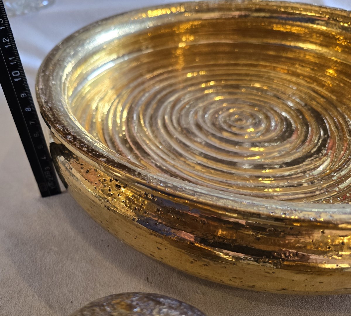 Centro tavola scultoreo con frutti in ceramica dorata, Italia, anni 1980-photo-2