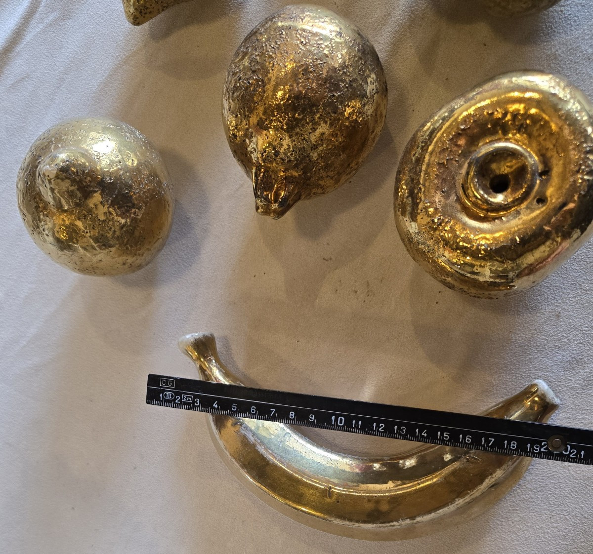 Centro tavola scultoreo con frutti in ceramica dorata, Italia, anni 1980-photo-5