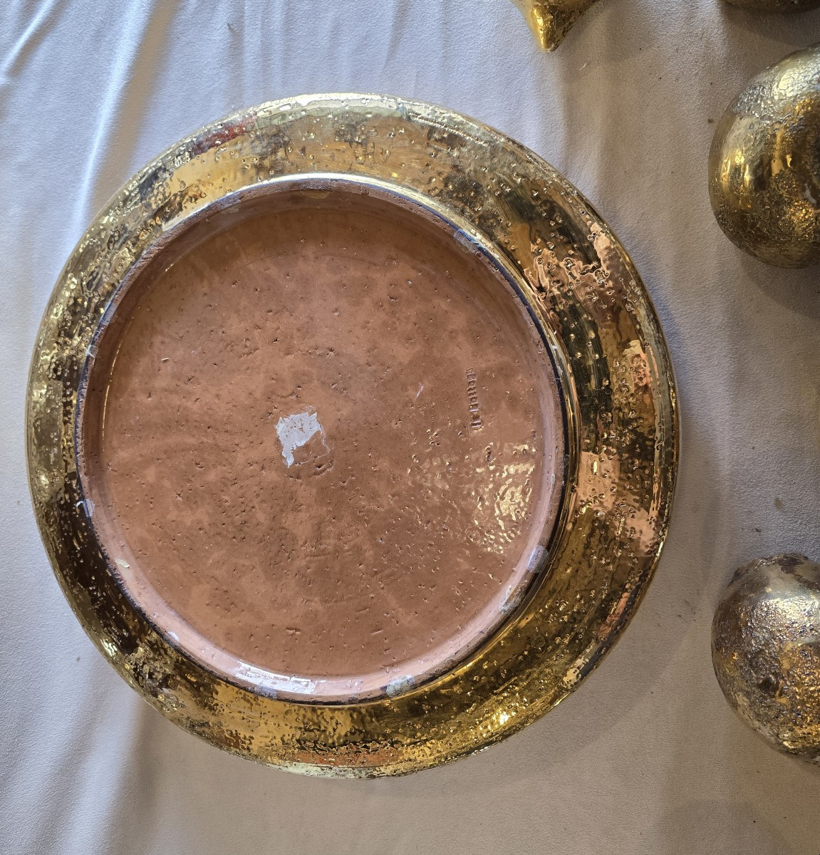 Centro tavola scultoreo con frutti in ceramica dorata, Italia, anni 1980-photo-4