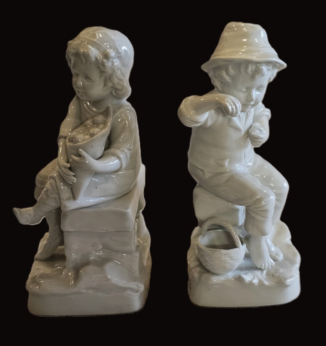 Coppia di statuine antiche in porcellana bianca di Capodimonte raffiguranti bambini-photo-2