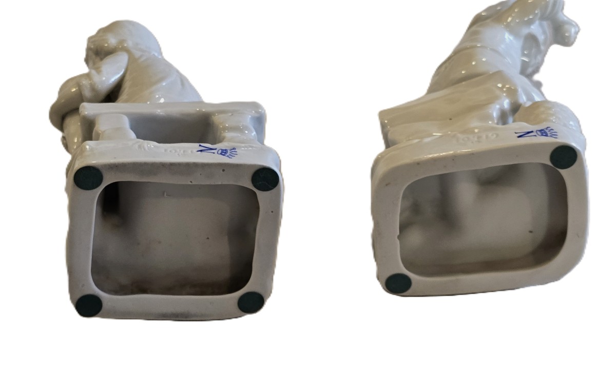 Coppia di statuine antiche in porcellana bianca di Capodimonte raffiguranti bambini-photo-4