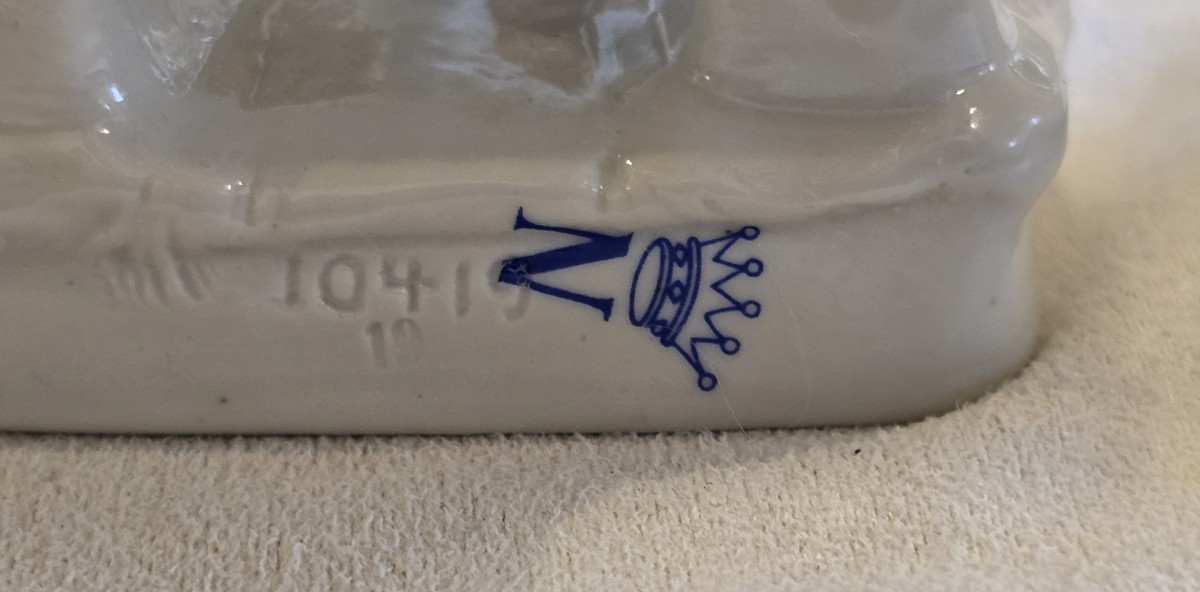 Coppia di statuine antiche in porcellana bianca di Capodimonte raffiguranti bambini-photo-2