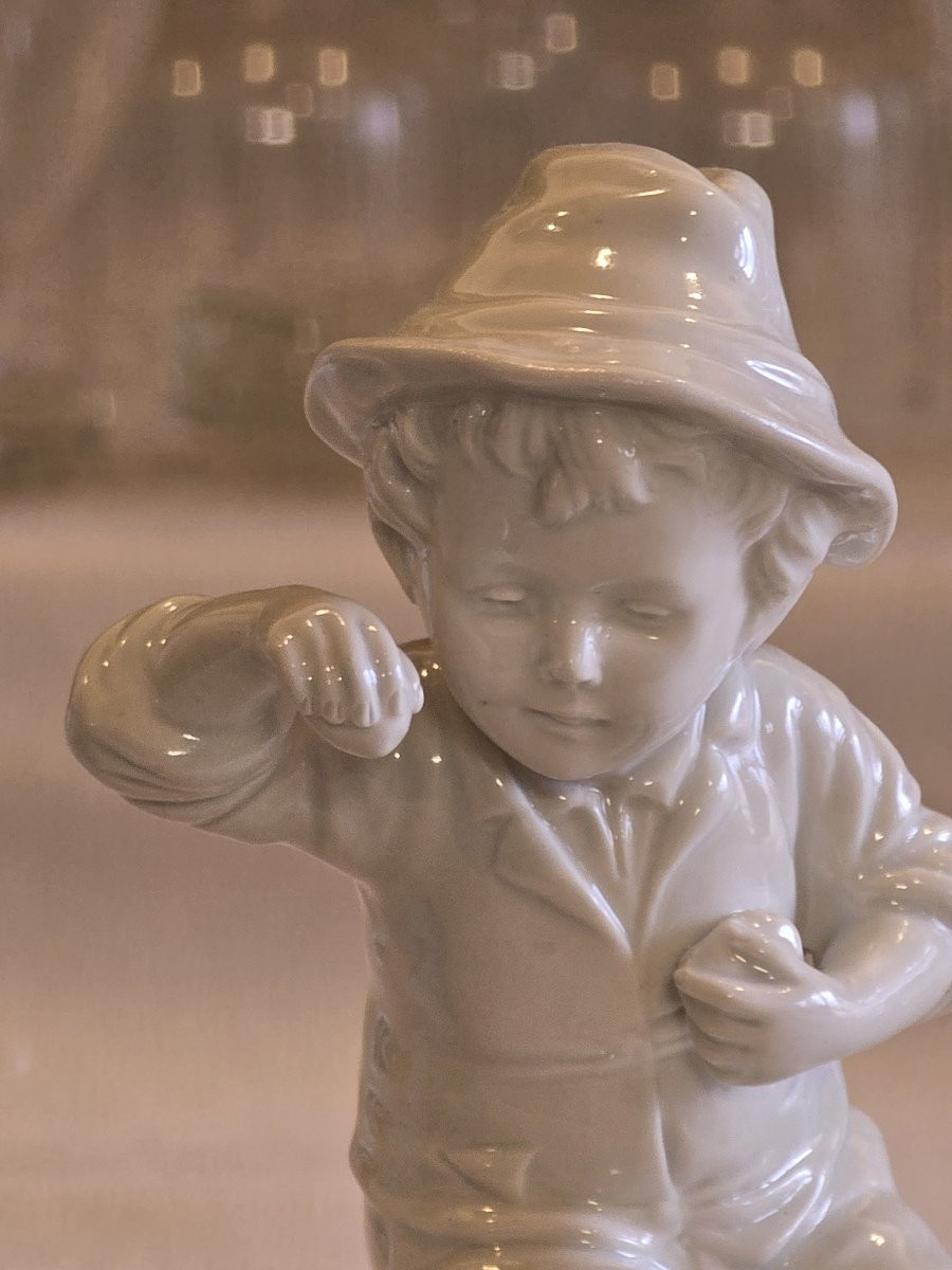 Coppia di statuine antiche in porcellana bianca di Capodimonte raffiguranti bambini-photo-4