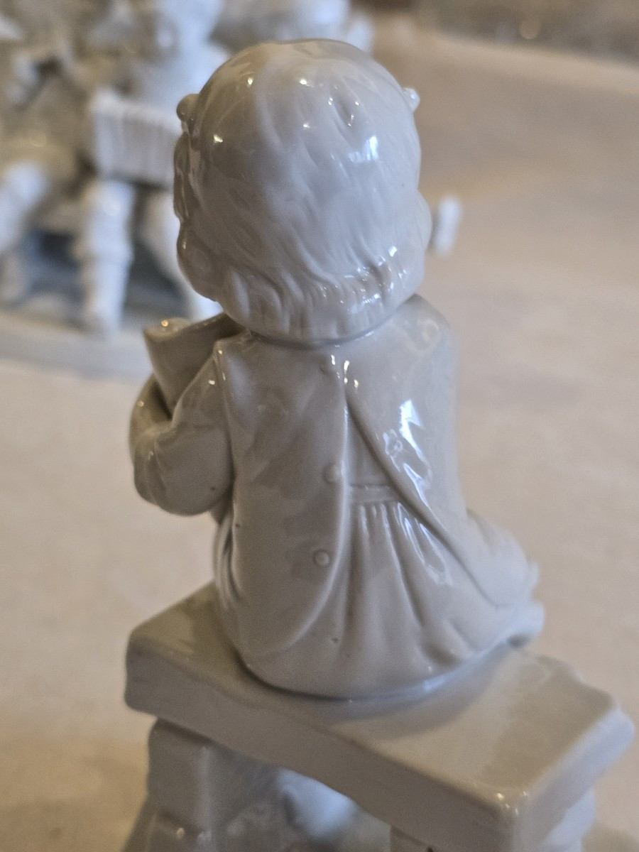 Coppia di statuine antiche in porcellana bianca di Capodimonte raffiguranti bambini-photo-5