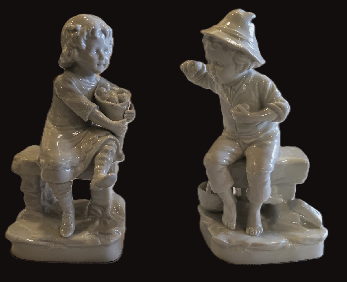 Coppia di statuine antiche in porcellana bianca di Capodimonte raffiguranti bambini