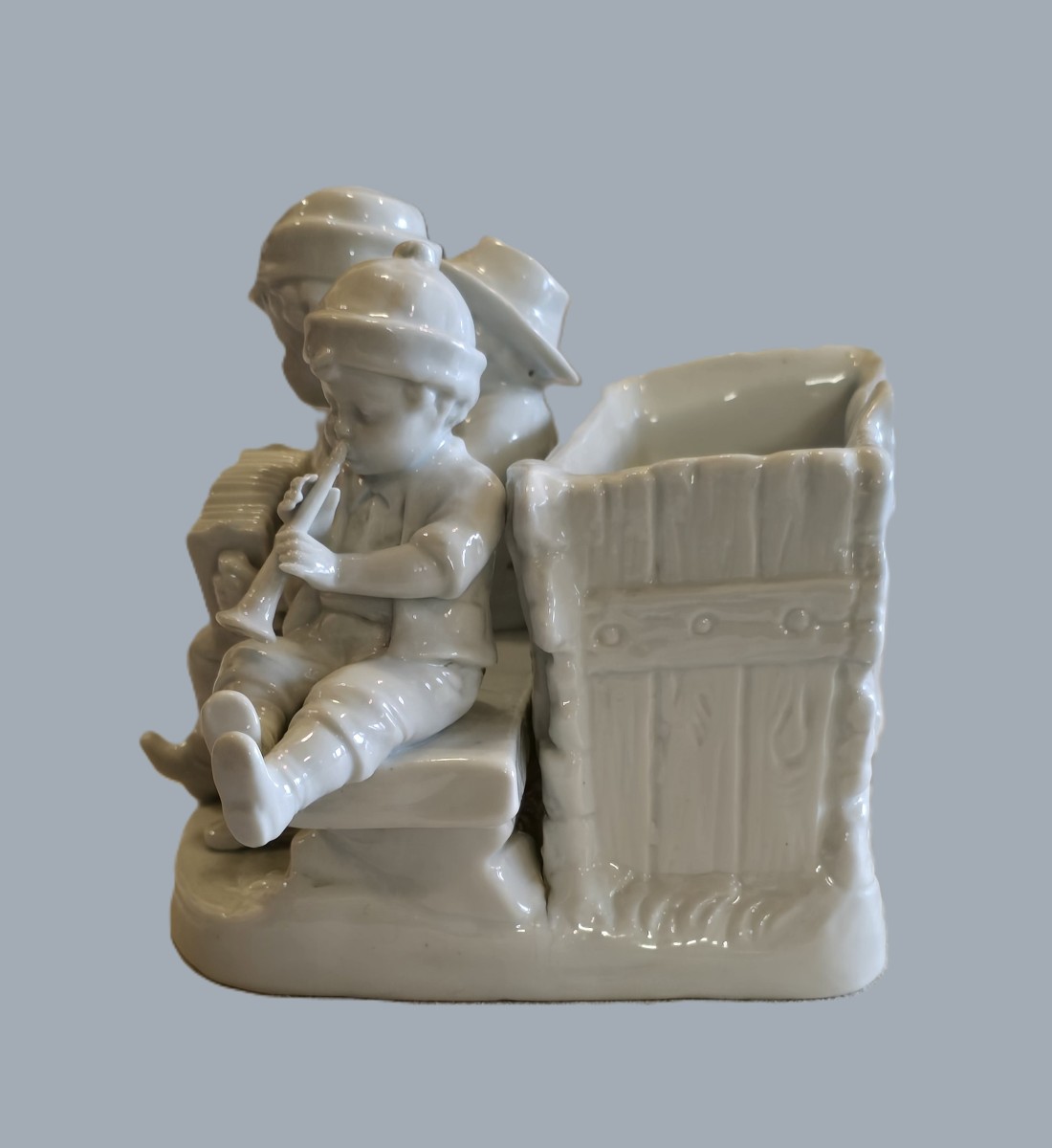 Antica statuina in porcellana bianca di Capodimonte raffigurante un gruppo di bambini-photo-2