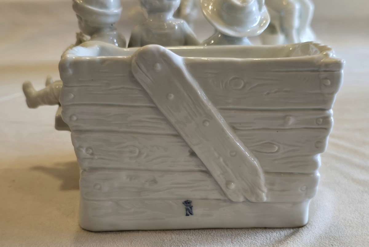 Antica statuina in porcellana bianca di Capodimonte raffigurante un gruppo di bambini-photo-4