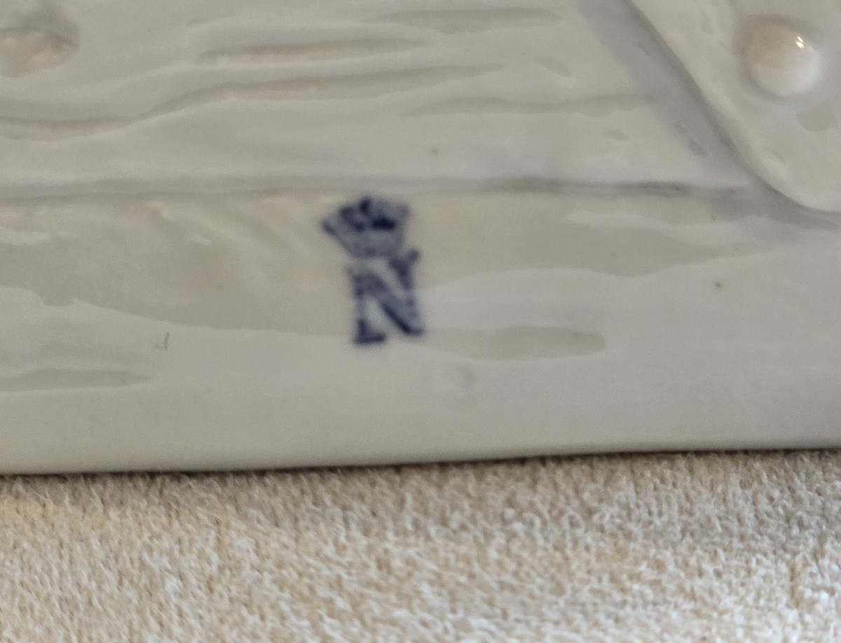 Antica statuina in porcellana bianca di Capodimonte raffigurante un gruppo di bambini-photo-1