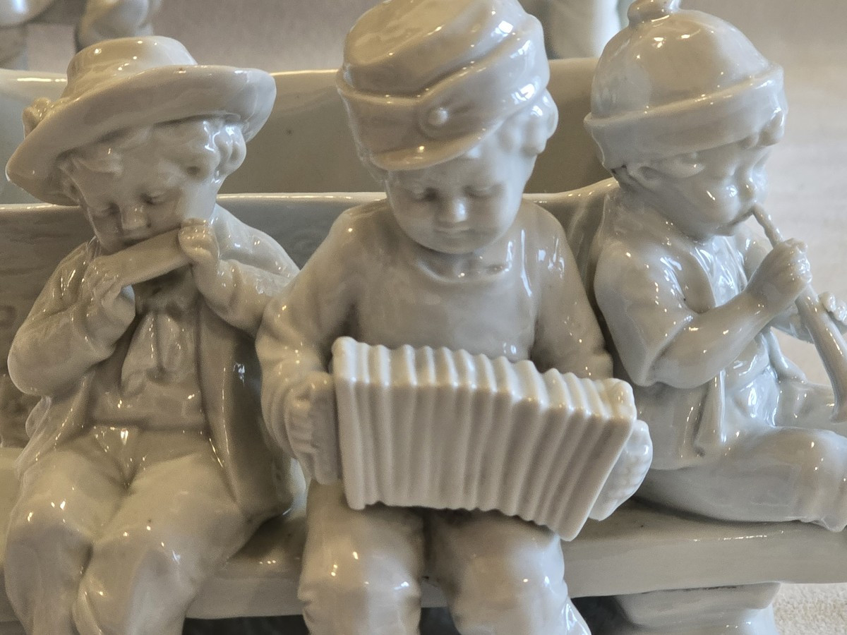 Antica statuina in porcellana bianca di Capodimonte raffigurante un gruppo di bambini-photo-3