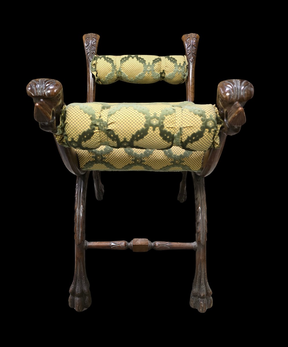 Coppia di antichi sgabelli curuli italiani in noce scolpito, in stile Rinascimento-photo-2