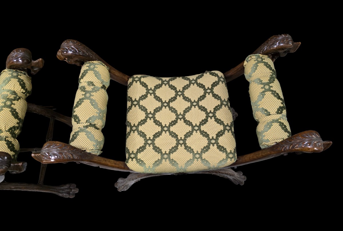 Coppia di antichi sgabelli curuli italiani in noce scolpito, in stile Rinascimento-photo-3