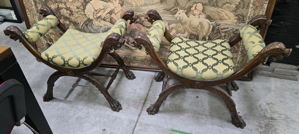 Coppia di antichi sgabelli curuli italiani in noce scolpito, in stile Rinascimento-photo-4