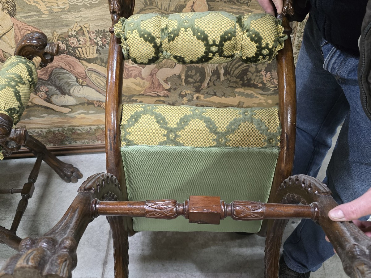 Coppia di antichi sgabelli curuli italiani in noce scolpito, in stile Rinascimento-photo-1