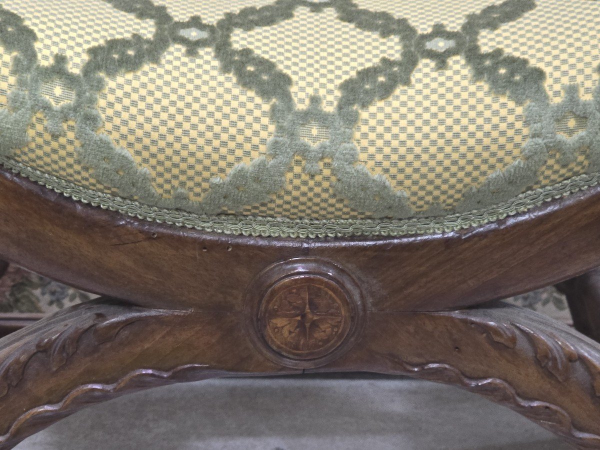 Coppia di antichi sgabelli curuli italiani in noce scolpito, in stile Rinascimento-photo-2