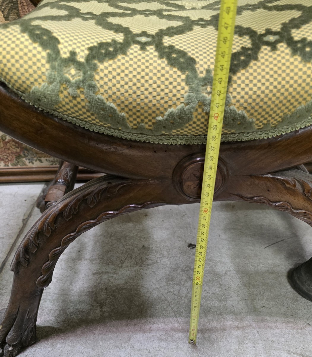 Coppia di antichi sgabelli curuli italiani in noce scolpito, in stile Rinascimento-photo-8