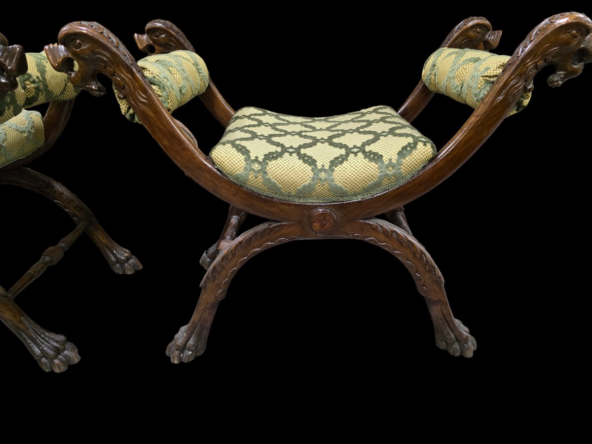 Coppia di antichi sgabelli curuli italiani in noce scolpito, in stile Rinascimento